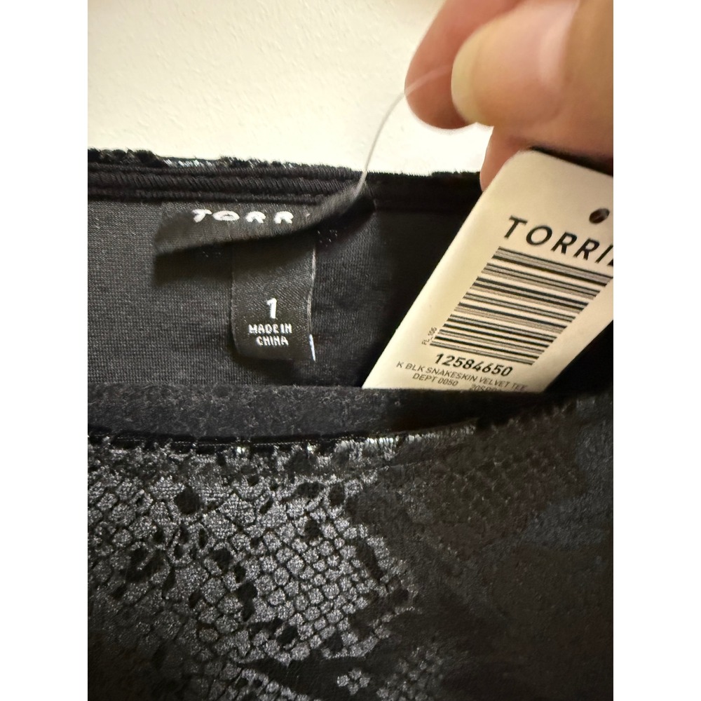 Torrid Black Snakeskin Embossed Velvet Tee Plus Size 1 1X 14/16 Short Sleeve Top - Picture 12 of 14